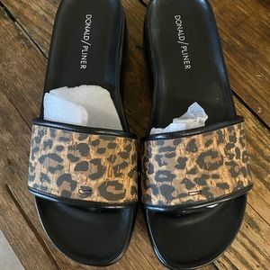 Donald J Pliner slides in new condition